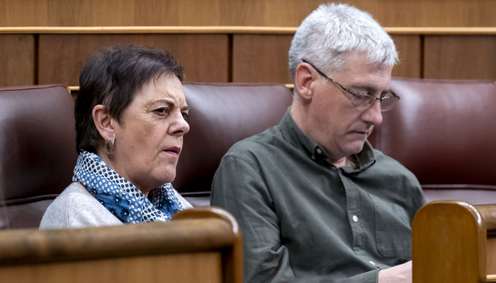 Archivo - La portavoz de EH Bildu en el Congreso, Mertxe Aizpurua y el diputado de Bildu Oskar Matute durante una sesión plenaria en el Congreso