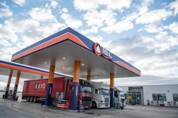 Archivo - Varios camiones estacionados en una gasolinera situada en el eje Manzanares-Valdepeñas de la autopista A4