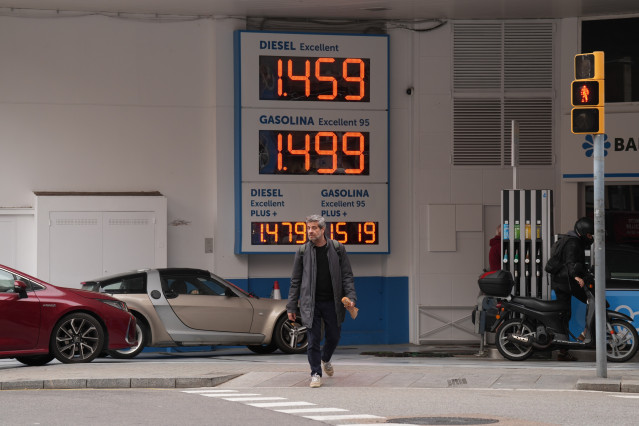 Cartel de precios en una gasolinera, a 4 de marzo de 2026, en Barcelona, Cataluña (España).