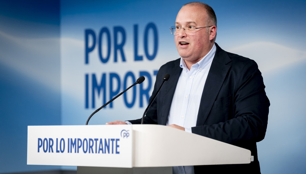 El secretario general del Partido Popular, Miguel Tellado, durante una rueda de prensa tras seguimiento de la noche electoral del PSOE de Castilla y León, en la sede nacional del Partido Popular, a 1