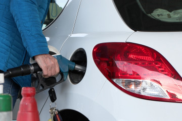 Sin topes a los márgenes, el IVA al 10% representará una bajada media de 17 cts en el gasóleo, según Facua.