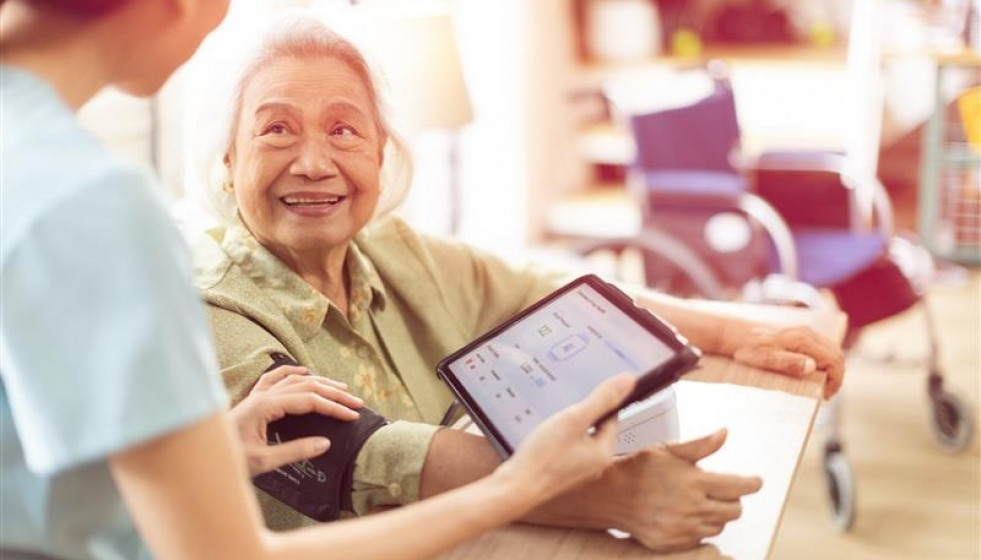 Un usuario con una tablet.