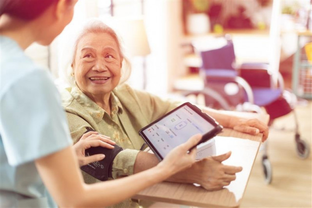 Un usuario con una tablet.