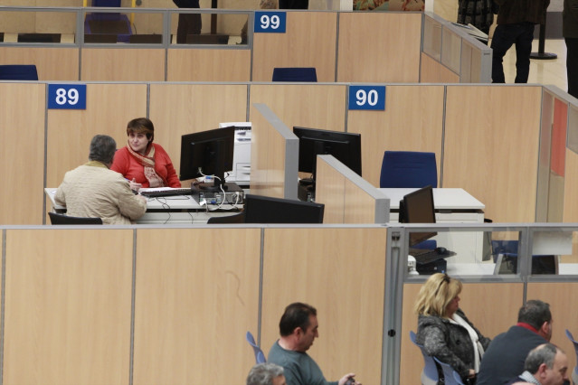 Archivo - Los técnicos de Hacienda coinciden con la reducción de impuestos especiales pero critican la rebaja del IVA.