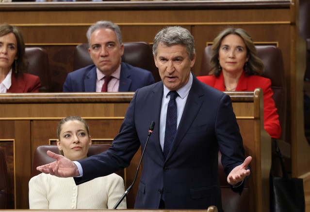 El presidente del Partido Popular, Alberto Núñez Feijóo, interviene durante una sesión de control al Gobierno, en el Congreso de los Diputados, a 18 de marzo de 2026, en Madrid (España). Sánchez afronta una nueva sesión de control en el Congreso teniendo
