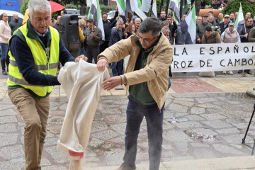 Dirigentes sindicales vierten un saco de arroz ante la Delegación del Gobierno en Badajoz