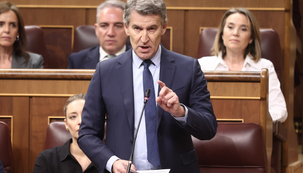 El presidente del Partido Popular, Alberto Núñez Feijóo, durante una sesión de control al Gobierno, en el Congreso de los Diputados, a 25 de febrero de 202, en Madrid (España).