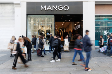 Archivo - Varias personas caminan frente a una tienda de Mango, a 3 de enero de 2023, en Madrid (España).