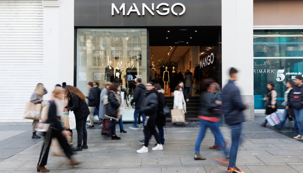 Archivo - Varias personas caminan frente a una tienda de Mango, a 3 de enero de 2023, en Madrid (España).