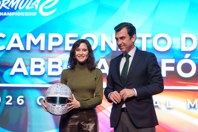 La presidenta de la Comunidad de Madrid, Isabel Díaz Ayuso y el co-fundador de la Fórmula E, Alberto Longo