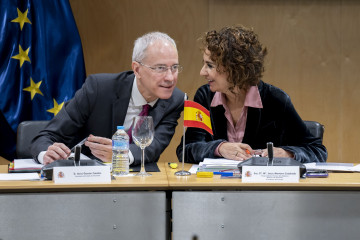 Archivo - El secretario de Estado de Hacienda, Jesús Gascón Catalán, y la vicepresidenta primera y ministra de Hacienda, María Jesús Montero.