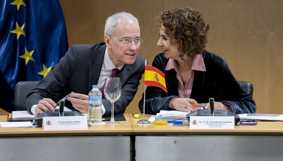 Archivo - El secretario de Estado de Hacienda, Jesús Gascón Catalán, y la vicepresidenta primera y ministra de Hacienda, María Jesús Montero.