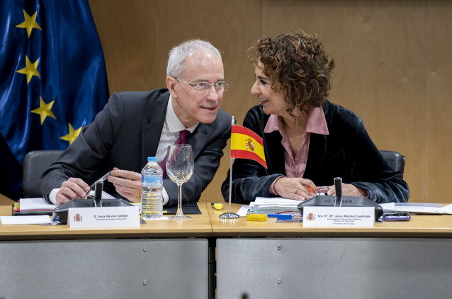 Archivo - El secretario de Estado de Hacienda, Jesús Gascón Catalán, y la vicepresidenta primera y ministra de Hacienda, María Jesús Montero.