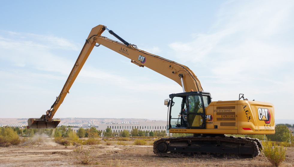 Archivo - Una excavadora de las obras de la Ciudad de la Justicia en el barrio madrileño de Valdebebas, a 16 de octubre de 2025, en Madrid (España).