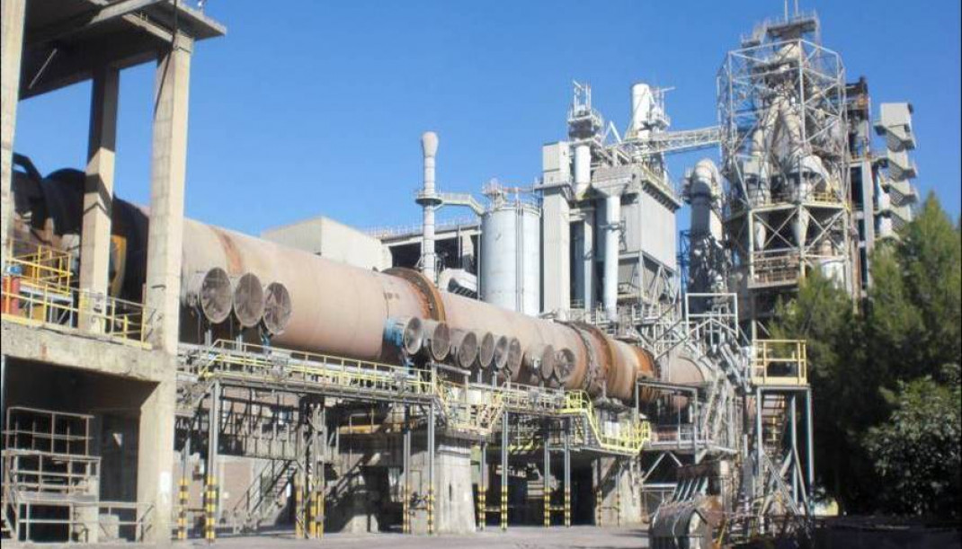 Archivo - Fábrica de cemento.