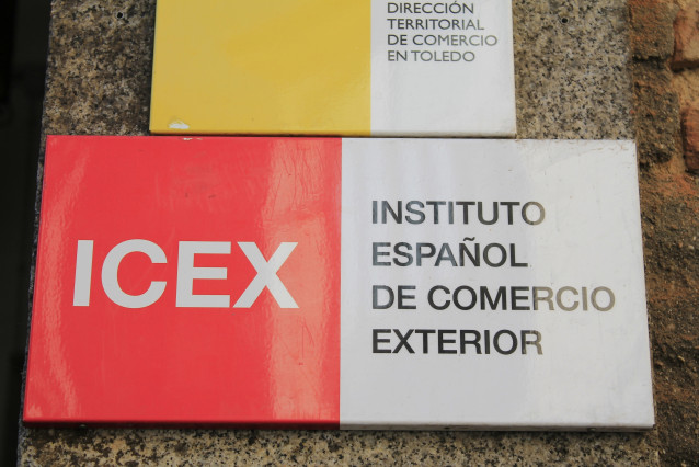 Archivo - Rotulo de ICEX, ubicado en un lateral de la entrada, de la Camara de Comercío