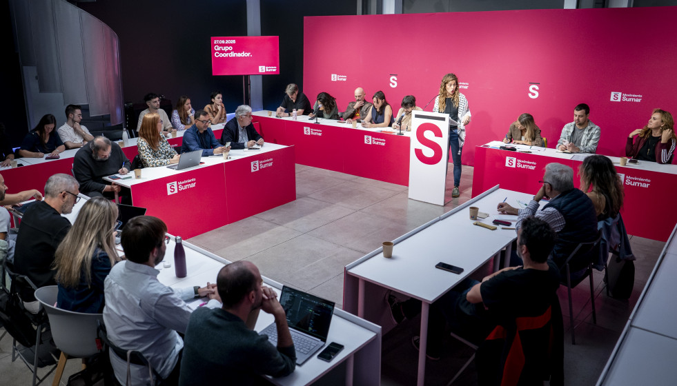Archivo - La coordinadora del Movimiento Sumar, Lara Hernández (c), interviene durante la celebración del Grupo Coordinador de Movimiento Sumar, el primero del presente curso político, en el Espaci