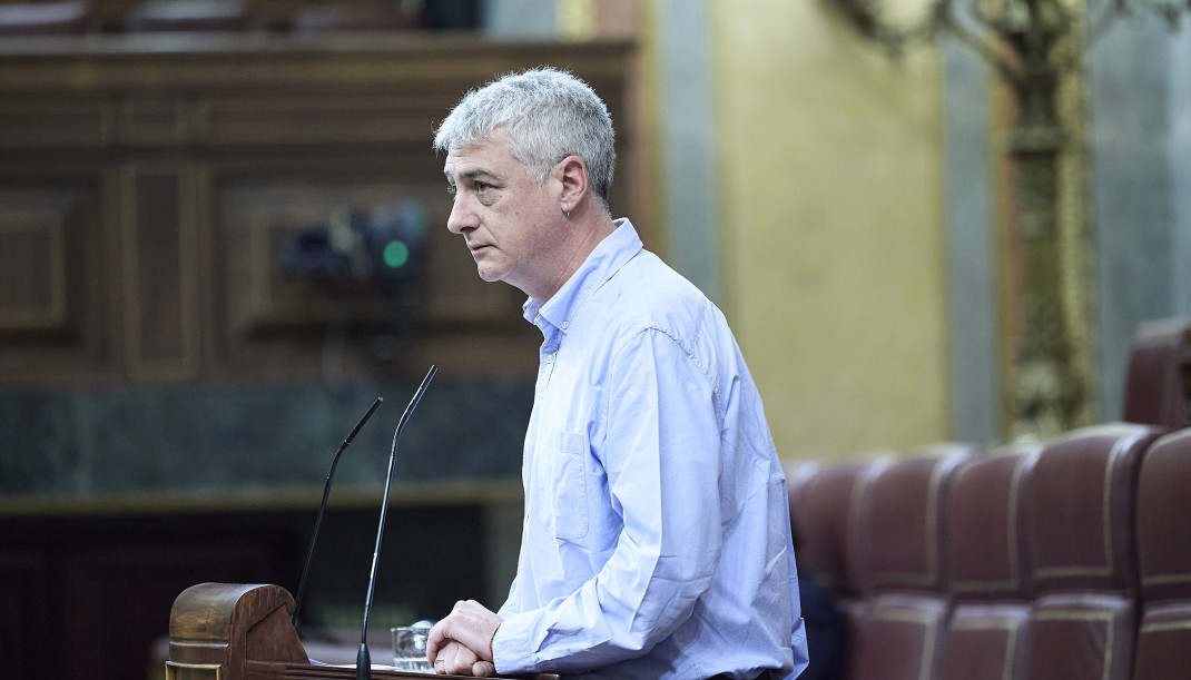 El diputado de EH Bildu Oskar Matute interviene durante una sesión plenaria, en el Congreso