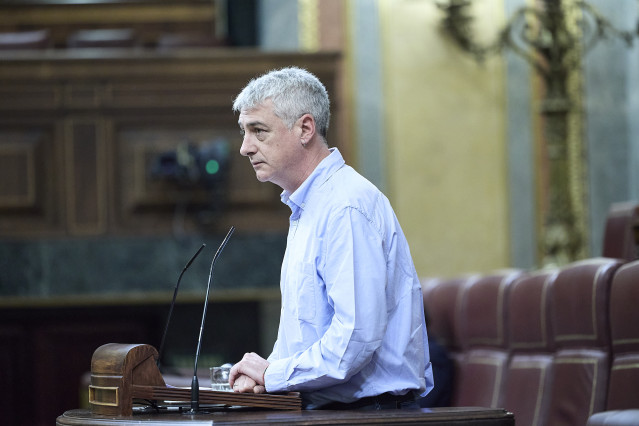 El diputado de EH Bildu Oskar Matute interviene durante una sesión plenaria, en el Congreso