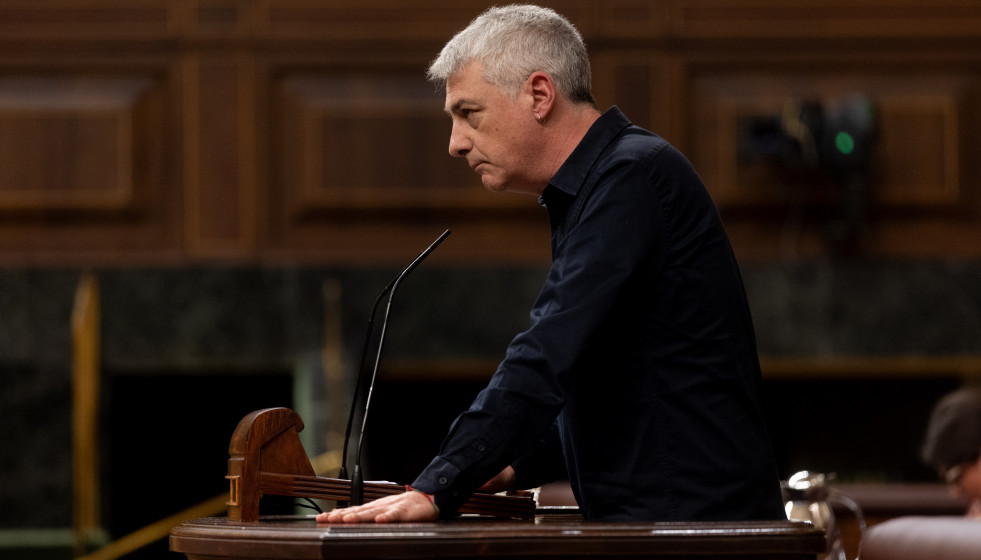 El diputado de EH Bildu Oskar Matute interviene durante una sesión plenaria en el Congreso