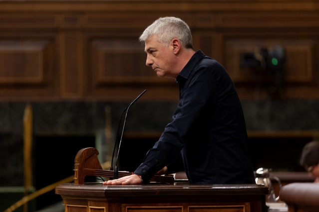 El diputado de EH Bildu Oskar Matute interviene durante una sesión plenaria en el Congreso