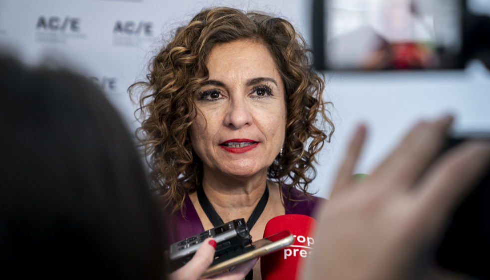 Archivo - La vicepresidenta primero del Gobierno de España, María Jesús Montero, atiende a los medios en una foto de archivo.