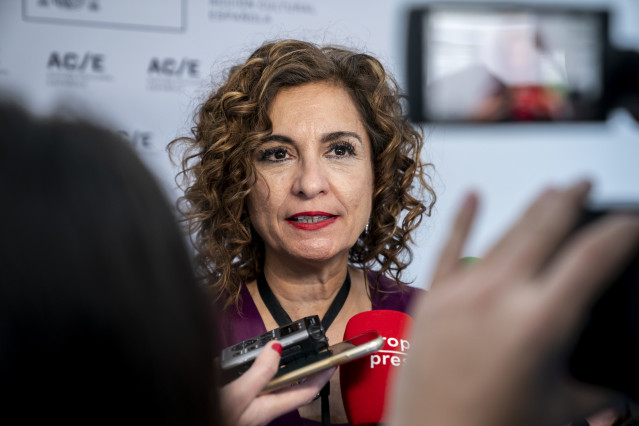 Archivo - La vicepresidenta primero del Gobierno de España, María Jesús Montero, atiende a los medios en una foto de archivo.