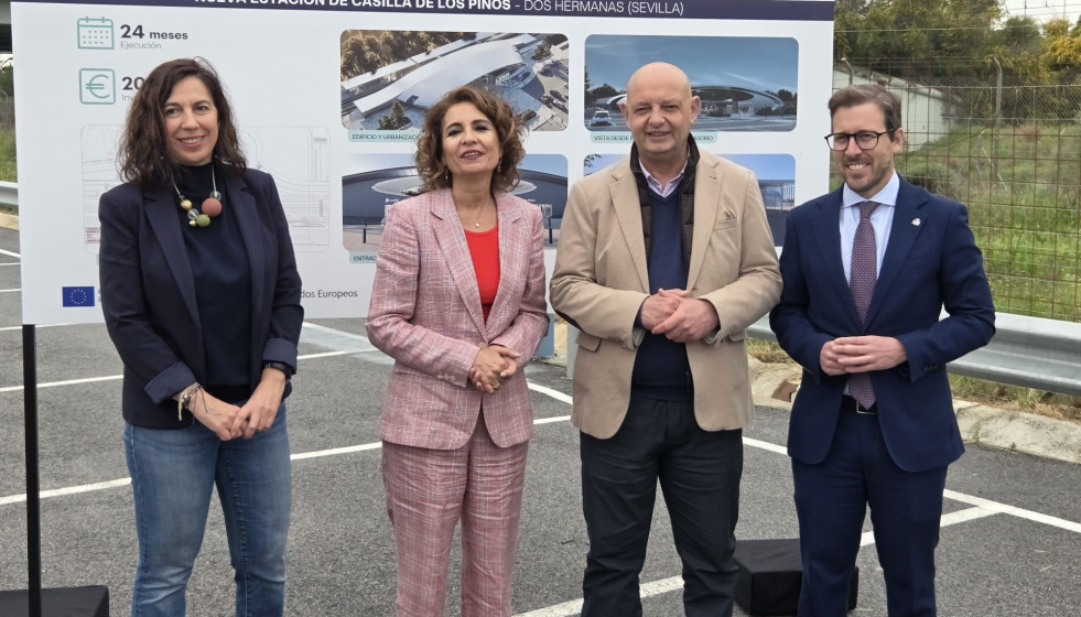 La vicepresidenta primera del Gobierno y ministra de Hacienda, María Jesús Montero, en su visita a Dos Hermanas (Sevilla).