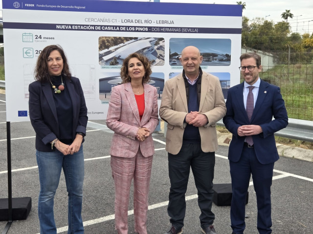 La vicepresidenta primera del Gobierno y ministra de Hacienda, María Jesús Montero, en su visita a Dos Hermanas (Sevilla).