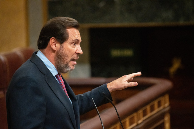 Archivo - El ministro de Transportes y Movilidad Sostenible, Óscar Puente, interviene en una sesión de control al Gobierno , en el Congreso de los Diputados