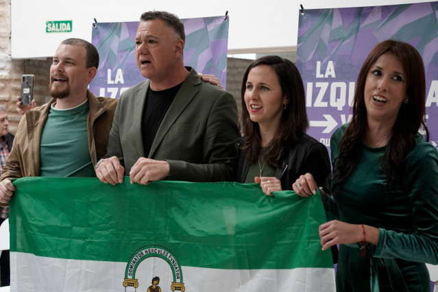 El candidato a la presidencia de la Junta de Andalucía, Juan Antonio Delgado, y la diputada y secretaria general de Podemos, Ione Belarra, en un acto en Sevilla.