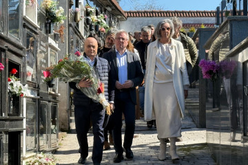 Ofrenda floral en Orio (Gipuzkoa) en recuerdo de Juan Priede, edil socialista asesinado por ETA hace 24 años