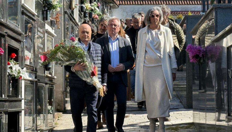 Ofrenda floral en Orio (Gipuzkoa) en recuerdo de Juan Priede, edil socialista asesinado por ETA hace 24 años