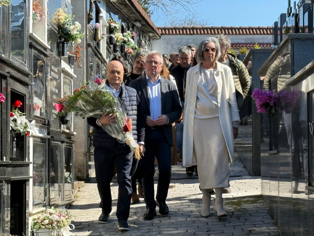 Ofrenda floral en Orio (Gipuzkoa) en recuerdo de Juan Priede, edil socialista asesinado por ETA hace 24 años