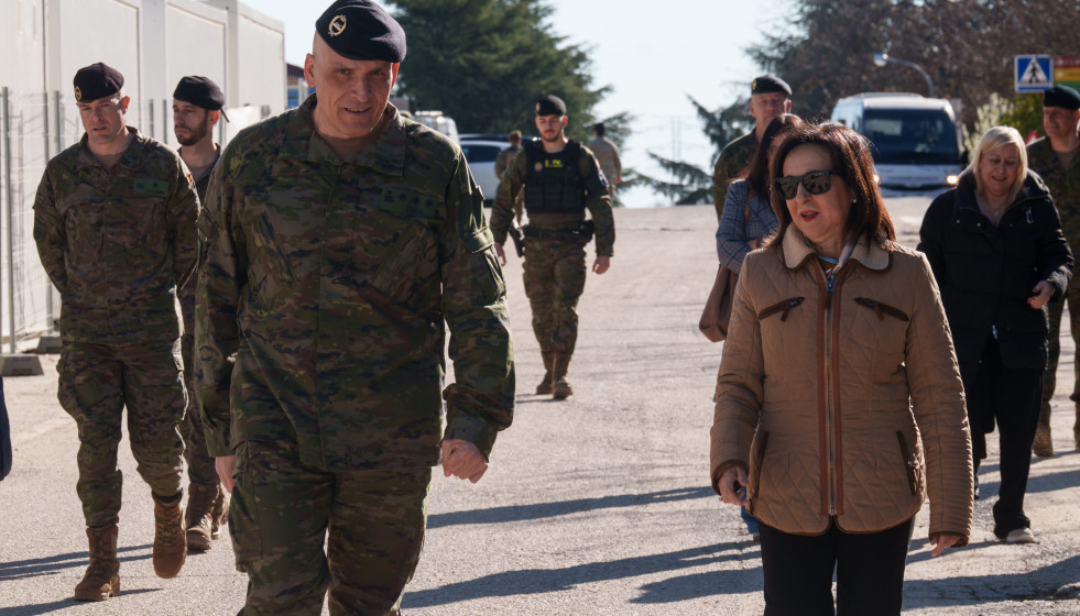 El accidental de la Brigada Guadarrama, Coronel Luis Vicente Vera, y la ministra de Defensa, Margarita Robles, durante la visita la Brigada ‘Guadarrama’ XII (BRI XII), en la base militar El Goloso