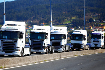 Archivo - Varios camiones en una marcha a la entrada de Ferrol, durante el décimo día de paro nacional de transportistas, a 23 de marzo de 2022, en Ferrol, A Coruña, Galicia (España).