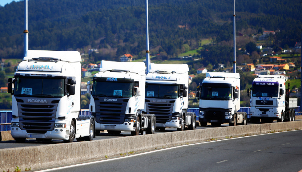 Archivo - Varios camiones en una marcha a la entrada de Ferrol, durante el décimo día de paro nacional de transportistas, a 23 de marzo de 2022, en Ferrol, A Coruña, Galicia (España).