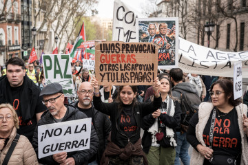 Decenas de personas durante una manifestación pacifista, a 21 de marzo de 2026, en Madrid (España).