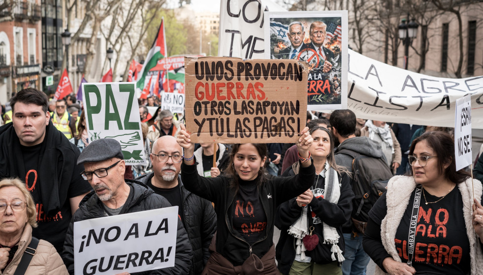 Decenas de personas durante una manifestación pacifista, a 21 de marzo de 2026, en Madrid (España).
