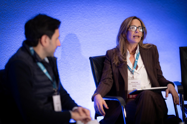 Luis Flores, director digital (CDO) de Gioseppo, y Arancha Pérez-Navarro, directora de Retail, Consumo y Farma de Minsait (Indra).
