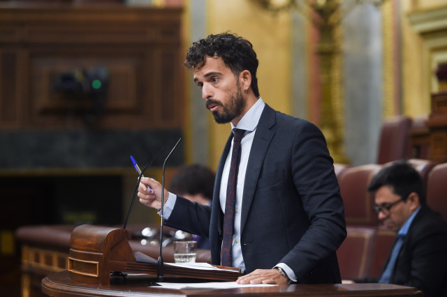 Archivo - El diputado de VOX, Carlos Hernández Quero, interviene durante una sesión plenaria en el Congreso de los Diputados, a 13 de marzo de 2025, en Madrid (España).