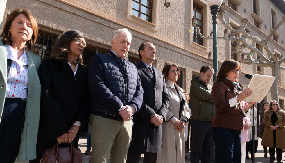 Minuto de silencio en el Edificio Pignatelli, sede del Gobierno de Aragón, en repulsa por el asesinato machista de este sábado en Zaragoza.