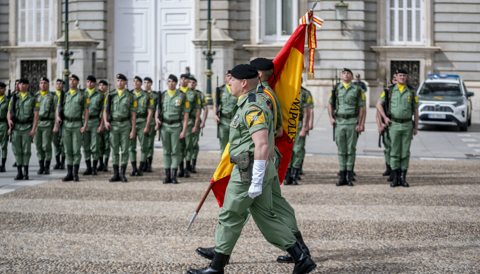 Archivo - Varios militares desfilan durante la Jura de Bandera del personal civil, en la plaza de Oriente, a 18 de marzo de 2023, en Madrid (España). La jura de Bandera para la población civil es un