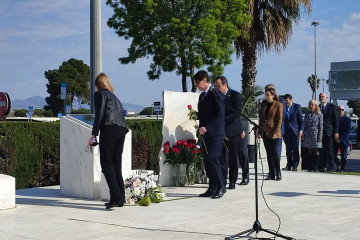 EuropaPress 7386603 autoridades politicas familiares victimas germanwings ponen rosas memoria (1)