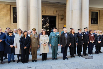 MInuto de silencio frente a la Delegación del Gobierno en Aragón por el asesinato de Silvia de este sábado en Zaragoza.