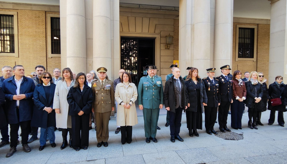MInuto de silencio frente a la Delegación del Gobierno en Aragón por el asesinato de Silvia de este sábado en Zaragoza.
