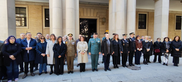 MInuto de silencio frente a la Delegación del Gobierno en Aragón por el asesinato de Silvia de este sábado en Zaragoza.