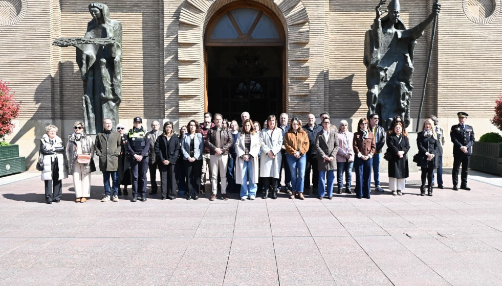La corporación municipal del Ayuntamiento de Zaragoza durante el minuto de silencio por Silvia, asesinada este sábado por su expareja en el barrio de Las Fuentes.