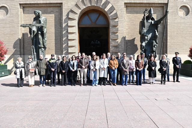 La corporación municipal del Ayuntamiento de Zaragoza durante el minuto de silencio por Silvia, asesinada este sábado por su expareja en el barrio de Las Fuentes.