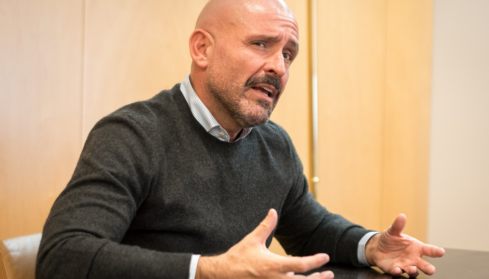 Archivo - El vicesecretario de Educación e Igualdad del PP, Jaime de los Santos, durante una entrevista para Europa Press, en el Congreso de los Diputados, a 19 de noviembre de 2025, en Madrid (Espa�